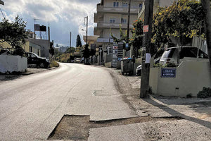 Δίνουν και παίρνουν τα καυστικά σχόλια για την περίφημη λακκούβα στην οδό Μ. Καράτζη