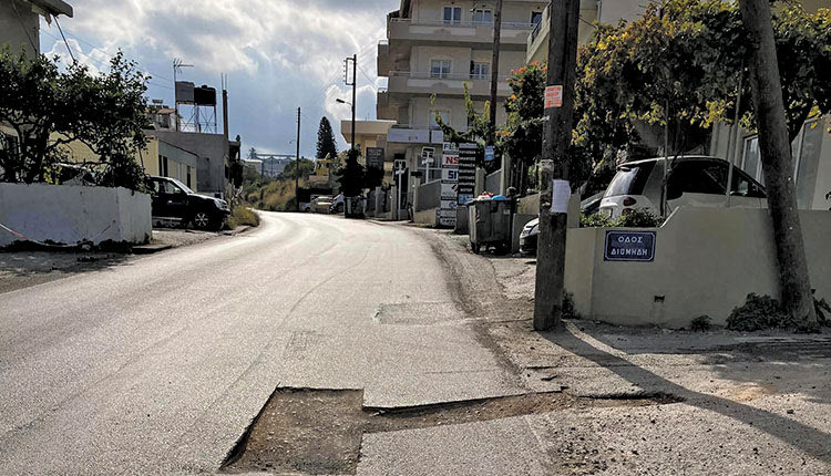 Δίνουν και παίρνουν τα καυστικά σχόλια για την περίφημη λακκούβα στην οδό Μ. Καράτζη