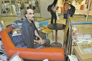 Ο Ιρανός πρόσφυγας Μεχράν Καρίμι Νασέρι, που είχε εγκλωβιστεί στο αεροδρόμιο του Παρισιού, επί 18 χρόνια, έφυγε από τη ζωή.