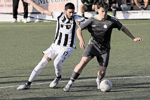 Φάση από το ντέρμπι ΠΟΑ-ΠΑΟΚ που ανέβασε στην κορυφή την ομάδα του Ατσαλένιου.