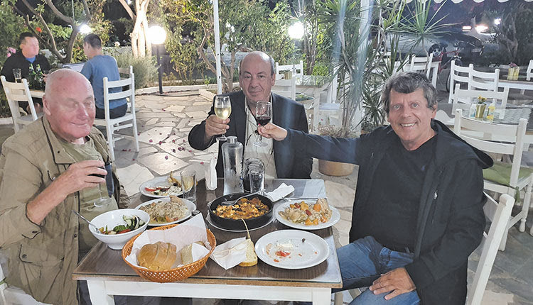 Οι τουρίστες απολαμβάνουν την ζωή στο χωριό