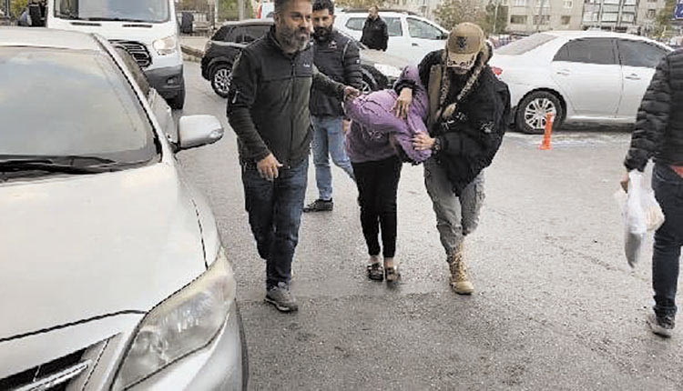 Κάθε όριο προκλητικότητας θέλησε να ξεπεράσει η Τουρκία εκμεταλλευόμενη επικοινωνιακά την βομβιστική επίθεση στην πλατεία Ταξίμ της Κωνσταντινούπολης. Από τον υπουργό Εσωτερικών της Τουρκίας, μέχρι τη γενικότερη στάση της απέναντι στη διαχείριση του πόνου και των νεκρών, η γείτονα χώρα επιδόθηκε στη δημιουργία ευφάνταστων σεναρίων και υποθέσεων, με μοναδικό στόχο να εμπλέξει στην όλη διαδικασία την Ελλάδα. Οι επιθέσεις ασφαλώς αντικρούστηκαν από την ελληνική πλευρά, ενώ η γυναίκα που φαίνεται ότι είναι υπεύθυνη για την βομβιστική επίθεση, βρίσκεται από χθες στα χέρια της τουρκικής αστυνομίας. Την ίδια ώρα, αρκετά είναι τα βίντεο και οι φωτογραφίες που κυκλοφορούν στο διαδίκτυο από τη στιγμή της βομβιστικής επίθεσης, που προκάλεσε το θάνατο οκτώ συνολικά ατόμων και τον τραυματισμό δεκάδων. Ανάμεσα στους νεκρούς βρίσκεται και ένα κοριτσάκι τριών ετών, ενώ τα θύματα ήταν, κατά ορισμένα δημοσιεύματα, μέλη τριών οικογενειών. Σύμφωνα με τον υπουργό Δικαιοσύνης, Μπεκίρ Μποζντάγ, έχουν συλληφθεί συνολικά 46 άτομα μέχρι στιγμής για την επίθεση. Όπως ανακοίνωσε η αστυνομία της Κωνσταντινούπολης, η φερόμενη ως δράστρια της έκρηξης είναι συριακής καταγωγής και παραδέχθηκε κατά τη διάρκεια της ανάκρισης ότι εκπαιδεύτηκε από Κούρδους αντάρτες και ότι εισήλθε στην Τουρκία από την επαρχία Αφρίν της Συρίας. Την ίδια ώρα, ο αριθμός των συλλήψεων ανέρχεται συνολικά σε 46 άτομα. Η ύποπτη συνελήφθη τη νύχτα προχθές στο σπίτι, όπου κρυβόταν, στην περιοχή Κιουτσούκτσεκμετζέ της Κωνσταντινούπολης, φορώντας ακόμη τα ρούχα που φορούσε την ώρα της έκρηξης. Στις εικόνες εμφανίζεται με ένα μοβ σουέτερ, ενώ στη διάρκεια της εφόδου των ανδρών της αντιτρομοκρατικής κατασχέθηκαν όπλα και σφαίρες, σύμφωνα με την εφημερίδα Cumhuriyet. Οδηγήθηκε στο τμήμα Αντιτρομοκρατίας της αστυνομίας της Κωνσταντινούπολης και μέχρι στιγμής δεν έχει διαρρεύσει το όνομά της. Στα μάτια της είναι ζωγραφισμένη η αγωνία την ώρα της σύλληψής της.