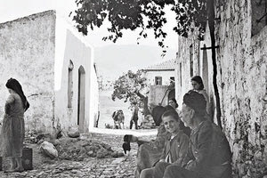 ΦΩΤΟΗΜΕΡΑΣ: Στον Ξυδά την περίοδο της γερμανικής Κατοχής το 1943. Φωτογραφία Karl Ottarhal.