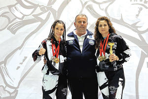 Οι Χρυσουλάκη και Θεργιάκη με τον προπονητή τους