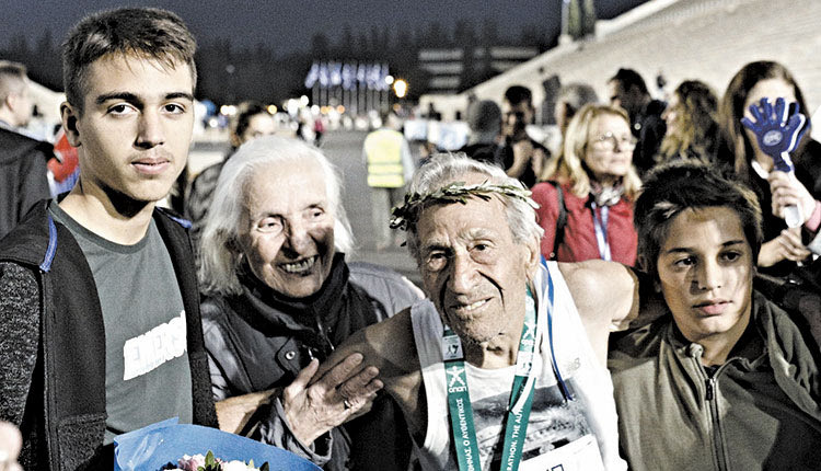   Ο 91χρονος Στέλιος Πρασσάς με την οικογένειά του