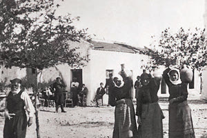 ΦΩΤΟΗΜΕΡΑΣ:Σε χωριό της Κρήτης το 1936. Φωτογραφία Jacques Boyer.