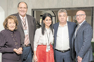 Από τη βράβευση του περιφερειάρχη Σταύρου Αρναουτάκη και της πρόεδρου του Ελληνικού Ιδρύματος Υγείας και ακαδημαϊκού Αντωνίας Τριχοπούλου. Μαζί τους o διευθυντής Λειτουργίας της Grecotel, Δημήτρης Καλαϊτζιδάκης, ο καθηγητής Ιατρικής και Δημόσιας Υγείας του Πανεπιστημίου Harvard Δρ. Στέφανος Κάλης και η ιατρός Φυσικής Ιατρικής και Αποκατάστασης, Πόπη Καλαϊτζή.