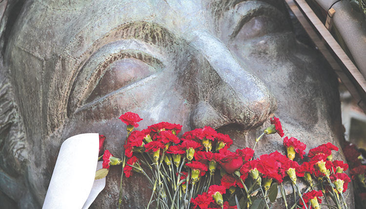 Πλήθος κόσμου καταθέτει ένα λουλούδι στο μνημείο για το Πολυτεχνείο