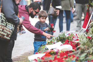 Πλήθος κόσμου καταθέτει ένα λουλούδι στο μνημείο για το Πολυτεχνείο