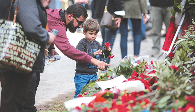 Πλήθος κόσμου καταθέτει ένα λουλούδι στο μνημείο για το Πολυτεχνείο