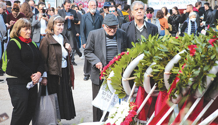 Πλήθος κόσμου καταθέτει ένα λουλούδι στο μνημείο για το Πολυτεχνείο