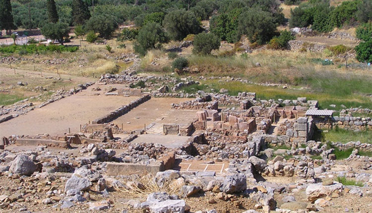 Η Ζάκρος, όπου όπως και στα υπόλοιπα ανάκτορα του Μινωικού πολιτισμού, δεν υπάρχει ίχνος οχυρωματικού έργου 