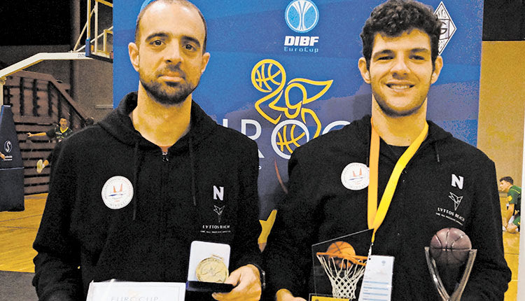   Ο Γιάννης Ερηνάκης και δεξιά ο Ραφαήλ Πεταλάς    που αναδείχτηκε πρώτος σκόρερ της διοργάνωσης