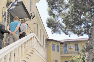 Δεν ξέρω αν θυμάστε τους δύο Γερμανούς που είχαν κατεβάσει την ελληνική σημαία και είχαν υψώσει τη γερμανική στα Χανιά προ τριετίας, η Δικαιοσύνη πάντως δεν τους... ξέχασε