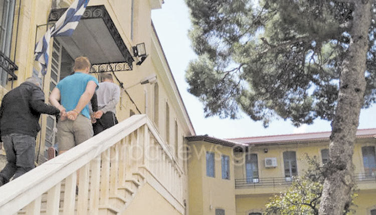 Δεν ξέρω αν θυμάστε τους δύο Γερμανούς που είχαν κατεβάσει την ελληνική σημαία και είχαν υψώσει τη γερμανική στα Χανιά προ τριετίας, η Δικαιοσύνη πάντως δεν τους... ξέχασε