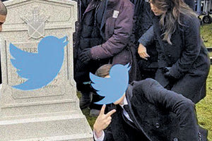 Η αντίδραση του Έλον Μασκ στο χάος που έχει δημιουργηθεί στο Twitter από τότε που ανέλαβε τα ηνία της πλατφόρμας ήταν να αναρτήσει μια φωτογραφία του logo πάνω σε μια... ταφόπλακα.