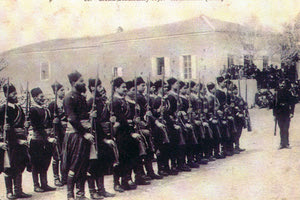 ΦΩΤΟΗΜΕΡΑΣ: Παρουσίαση της Κρητικής Πολιτοφυλακής στις Αρχάνες. Φωτογραφία Μπεχαεντίν (Βιβλίο Μ. Μαρινάκη).