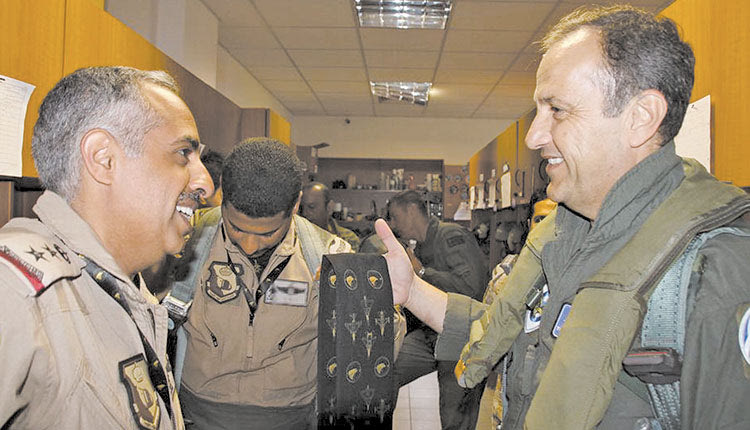 Ο αρχηγός ΓΕΑ Θεμιστοκλής Μπουρολιάς με τον αρχήγο της Πολεμικής Αεροπορίας Σαουδικής Αραβίας. 