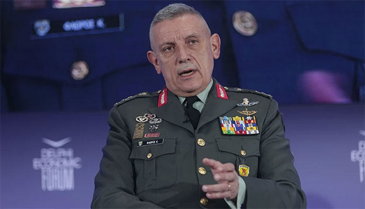 ο αρχηγός ΓΕΕΘΑ στρατηγός Κωνσταντίνος Φλώρος,