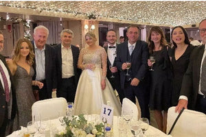 Μεγάλες χαρές για τον πρώην υπουργό του ΠΑΣΟΚ Λεωνίδα Γρηγοράκο, καθώς χθες Σάββατο πάντρεψε τη μεγάλη κόρη του, Νάγια, με τον εκλεκτό της καρδιάς της και γιατρό στο επάγγελμα, Γιώργο.