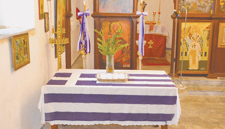 Σάββατο 15 Οκτωβρίου 2022. Στον ιστορικό ναό της Παναγίας στον Καλλικράτη Χανίων, έγινε το μνημόσυνο για τα θύματα του χωριού από τις κατοχικές δυνάμεις το διάστημα από 8 ως 11 Οκτωβρίου 1943. Κάτω από το δίσκο με τα κόλλυβα, απλωμένη  η Ελληνική σημαία