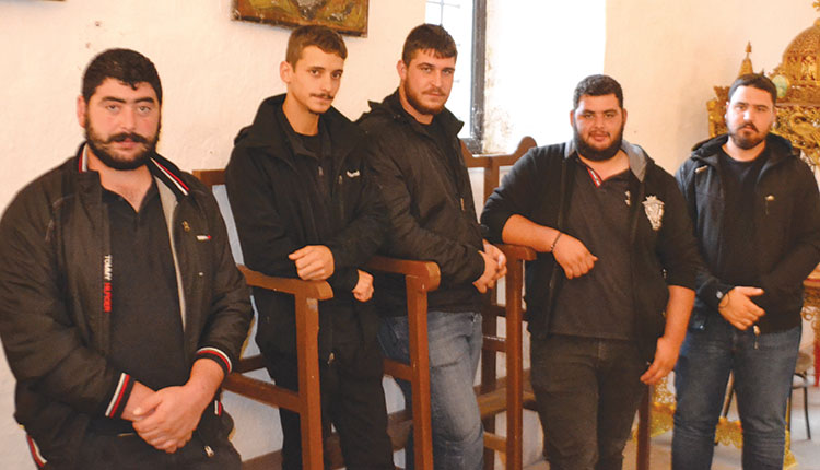 Οι νέοι του Καλλικράτη έδωσαν το “παρών” στο μνημόσυνο του χωριού τους. Τη φωτογραφία αφιερώνουμε σε όλους εκείνους τους αναθεωρητές της ιστορίας (ντόπιους και ξένους), που αγωνίζονται με τις πένες τους ώστε να «επέλθει η λήθη», όπως γράφουν συχνά. H νέα γενιά του Καλλικράτη, με την παρουσία της βροντοφώναξε ότι ως λαός και ως Κρητικοί, δεν θέλουμε να ξεχάσουμε. Θέλουμε να θυμόμαστε, θέλουμε να τιμούμε τους νεκρούς μας, θέλουμε να μεταλαμπαδεύουμε την ιστορία του τόπου μας στις νεότερες γενιές
