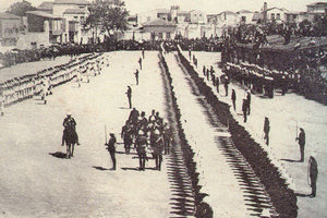 ΦΩΤΟΗΜΕΡΑΣ: Παρέλαση των Βρετανικών στρατευμάτων μπροστά στον ύπατο Αρμοστή της Κρήτης Γεώργιο, στην πλατεία Τρεις Καμάρες