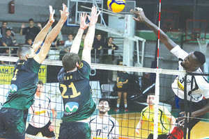 Ο Σικούκου σε μια ενέργειά του στο μτς του ΟΦΗ με τον Μίλωνα