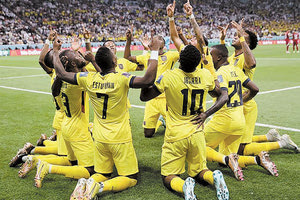 Οι παίκτες του Εκουαδόρ πανηγυρίζουν τη νίκη τους