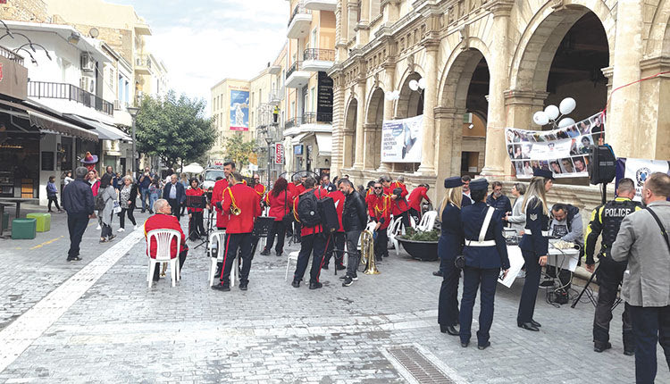 Την εκδήλωση συνόδευσε η Φιλαρμονική του Δήμου Ηρακλείου