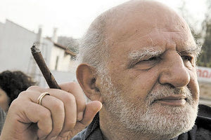 Ο Γιώργης Μασσαβέτας γεννήθηκε στον Πειραιά το 1944 και μεγάλωσε στην Κοκκινιά.