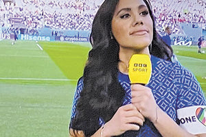 Μπορεί η Αγγλία και οι υπόλοιπες έξι εθνικές ομάδες να μην φόρεσαν τελικά το περιβραχιόνιο του «OneLove» εξαιτίας των κίτρινων καρτών που θα έβλεπαν οι αρχηγοί των ομάδων τους με την έναρξη του αγώνα, ωστόσο η δημοσιογράφος του BBC Άλεξ Σκοτ δεν μάσησε.