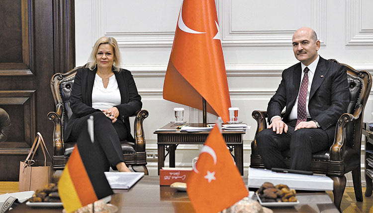 Σε ηλεκτρισμένη ατμόσφαιρα έγιναν οι δηλώσεις της υπουργού Εσωτερικών της Γερμανίας, Νάνσι Φέζερ, με τον Τούρκο ομόλογό της, Σουλεϊμάν Σοϊλού, που την υποδέχθηκε στην Άγκυρα.