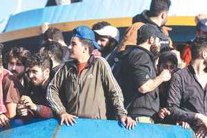 Περισσότεροι από 400 οι μετανάστες που βρίσκονταν στο σκάφος