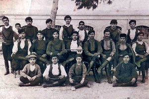 ΦΩΤΟΗΜΕΡΑΣ: Το 1914 στο Ρέθυμνο είχαν απεργήσει οι εργάτες κρητικών ενδυμάτων και έχουν φωτογραφηθεί με την ευκαιρία!