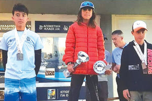 Ο Λυδάκης (αριστερά) στο βάθρο των νικητών