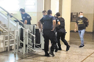 Οι κατηγορούμενοι κατά την προσαγωγή τους στον εισαγγελέα