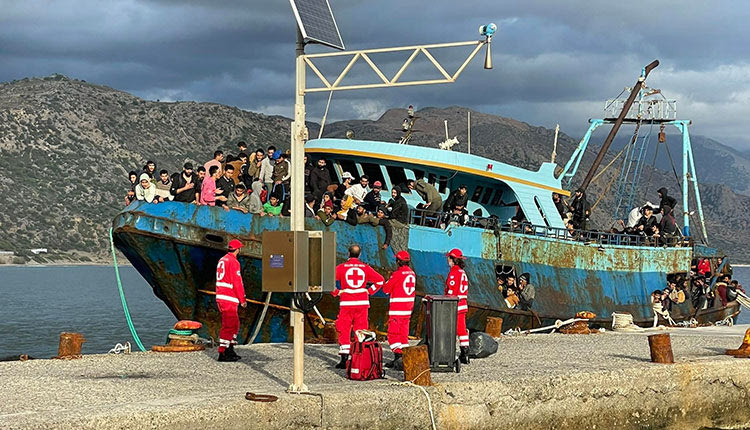 Περισσότεροι από 400 οι μετανάστες που βρίσκονταν στο σκάφος