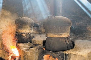 Οι πληροφορίες που υπήρχαν ανέφεραν ότι πρόκειται για ένα αγόρι ηλικίας 14 ετών και την 11χρονη αδερφή του, τα οποία υπέστησαν εγκαύματα όταν βρίσκονταν σε καζάνι στην περιοχή της Μεσσαράς.