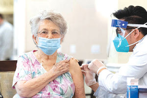 Υπάρχουν κίνδυνοι για τους ηλικιωμένους αν νοσήσουν, λένε οι γιατροί