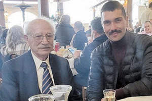 Έχει συγκινήσει πάρα πολύ κόσμο ο 88χρονος φωτογράφος κ. Δημήτρης Μουδατσάκης που πήρε το πτυχίο του από το Τμήμα Ιστορίας και Αρχαιολογίας του Πανεπιστημίου Κρήτης σε ηλικία 88 χρόνων