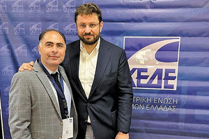 η φωτογραφία που έβγαλαν στον Βόλο ο Θανάσης Περυσινάκης με τον τομεάρχη  Εσωτερικών του ΣΥΡΙΖΑ Κώστα Ζαχαριάδη,