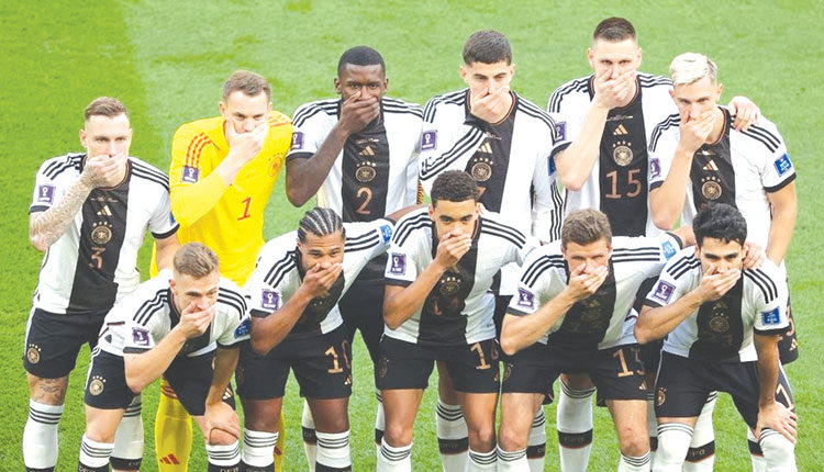Οι Γερμανοί διεθνείς κάλυψαν τα στόματά τους στην ομαδική φωτογραφία