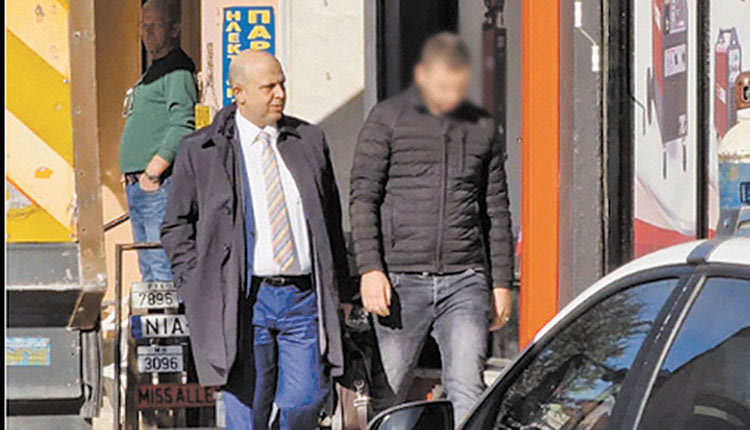 Ο 26χρονος με τον δικηγόρο του