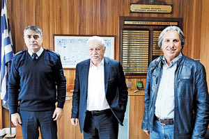 Ο αστυνομικός διευθυντής Νίκος Σπυριδάκης με τον Νίκο Ξυλούρη και τον Μαρίνο Κριτσωτάκη