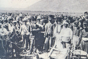 ΦΩΤΟΗΜΕΡΑΣ: Εμποροπανήγυρις στο χωριό Γάζι του Ηρακλείου Κρήτης (βιβλίο Μαρινάκη).