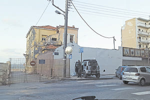 Τι περιμένουν δηλαδή οι αρμόδιοι (;) να συμβεί μεταξύ παραλιακής και οδού Μητσοτάκη; Να καταρρεύσει το νεοκλασικό που κάποτε στέγαζε το μπαρ “3/4”;