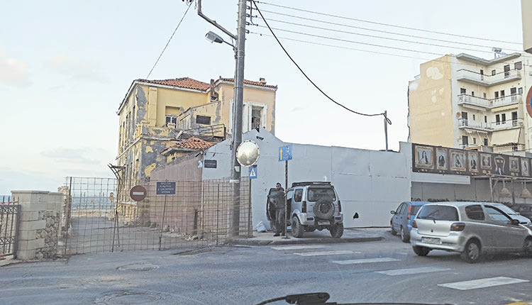 Τι περιμένουν δηλαδή οι αρμόδιοι (;) να συμβεί μεταξύ παραλιακής και οδού Μητσοτάκη; Να καταρρεύσει το νεοκλασικό που κάποτε στέγαζε το μπαρ “3/4”;