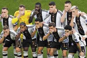 Οι Γερμανοί διεθνείς κάλυψαν τα στόματά τους στην ομαδική φωτογραφία