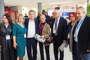 Ο περιφερειάρχης Στ. Αρναουτάκης ανάμεσα σε εκθέτες και ομιλητές